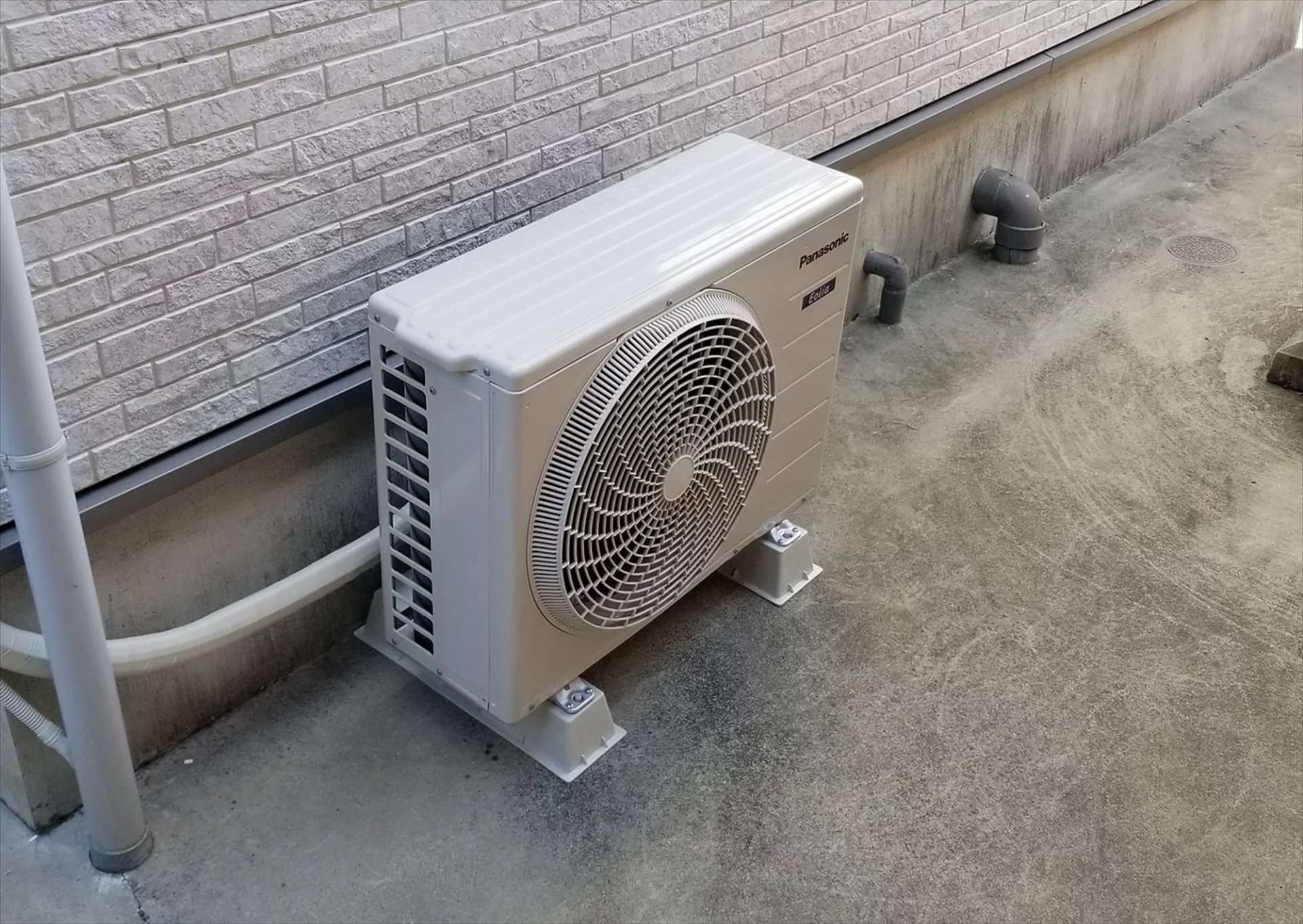 日進市 戸建て ルームエアコン取付【室外機】